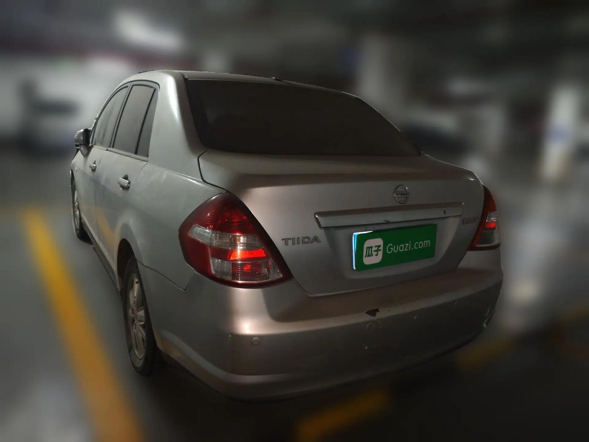 Nissan Tiida Sedan 2008 1.6L Manual Fashion Edition — миниатюра 5