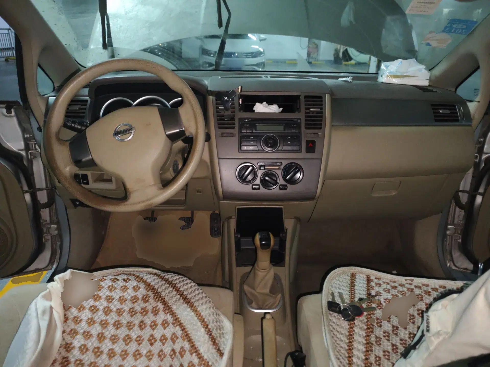 Nissan Tiida Sedan 2008 1.6L Manual Fashion Edition — миниатюра 10