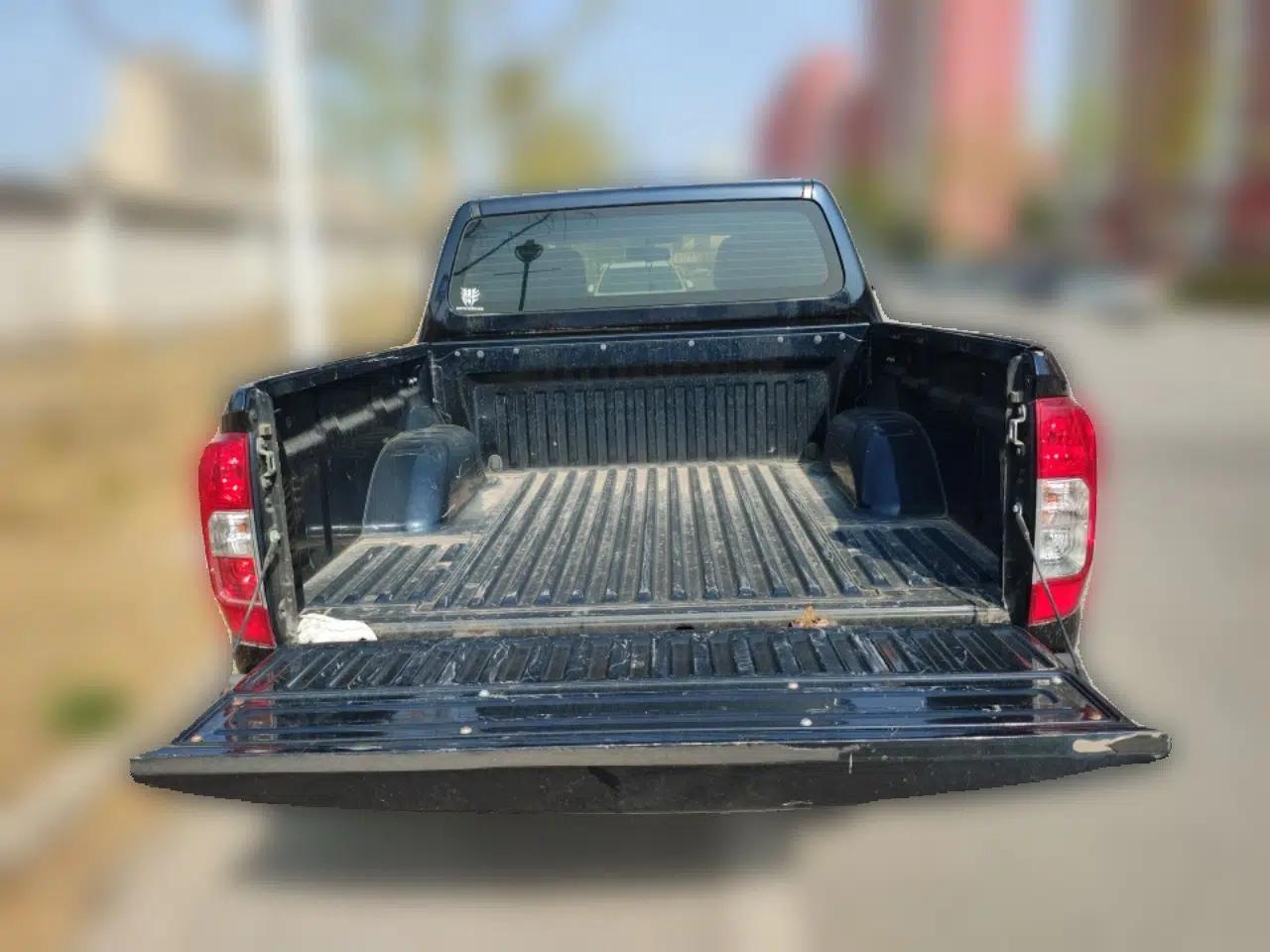 Nissan Navara 2017 2.5L Automatic 2WD Luxury Edition QR25 — миниатюра 16