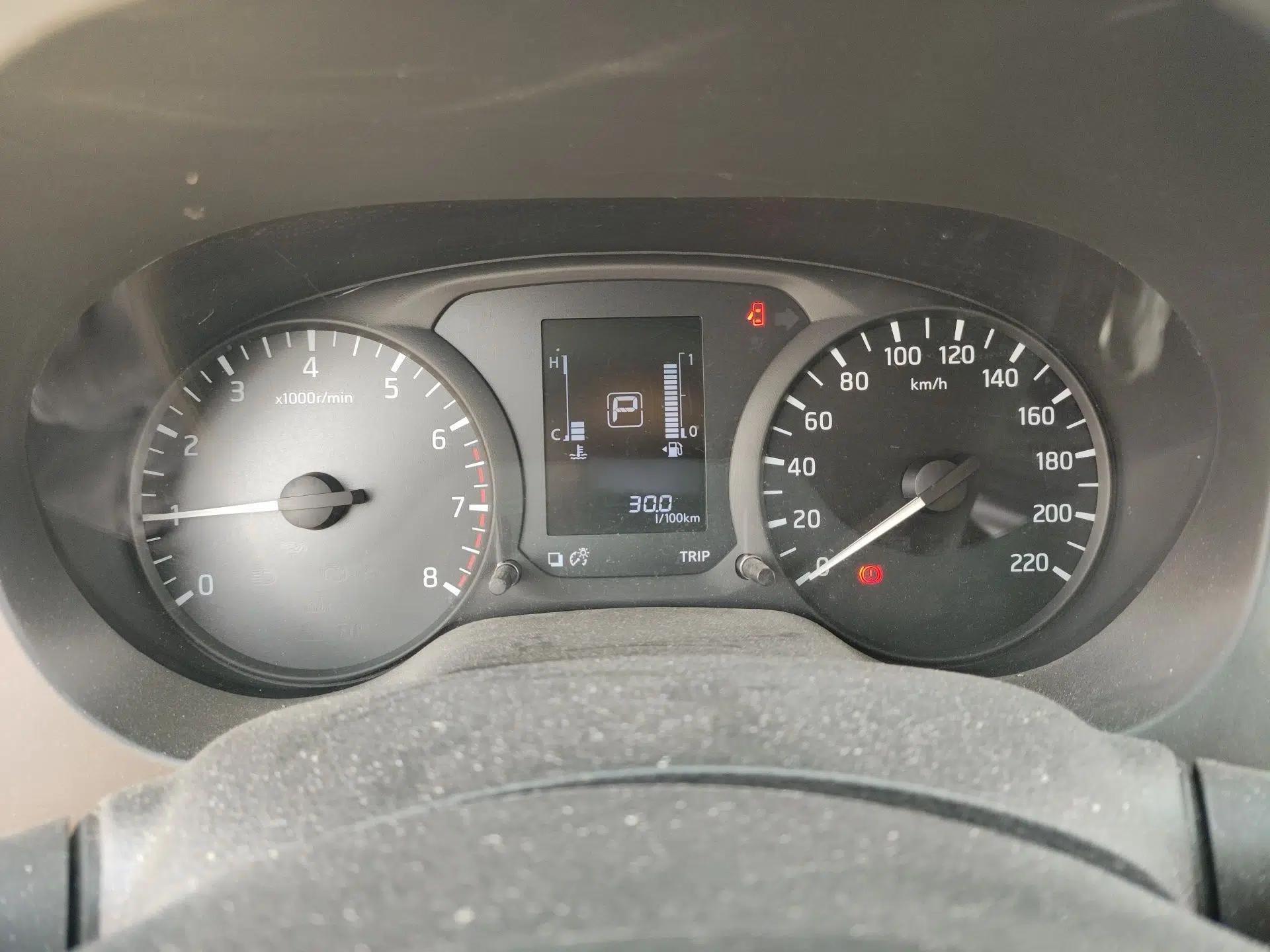 Nissan Navara 2017 2.5L Automatic 2WD Luxury Edition QR25 — миниатюра 10