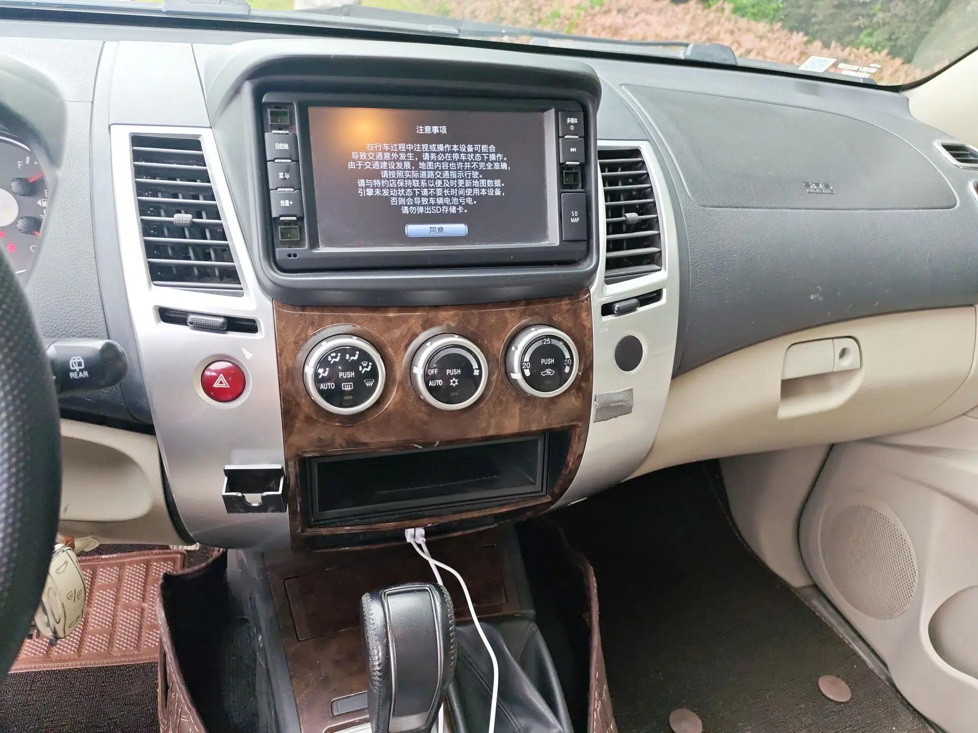 Mitsubishi Pajero Sport 2013 3.0L Automatic 4x4 Flagship Edition — миниатюра 14
