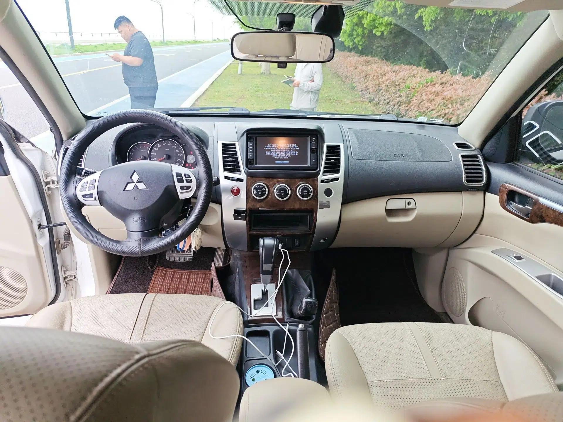 Mitsubishi Pajero Sport 2013 3.0L Automatic 4x4 Flagship Edition — миниатюра 10