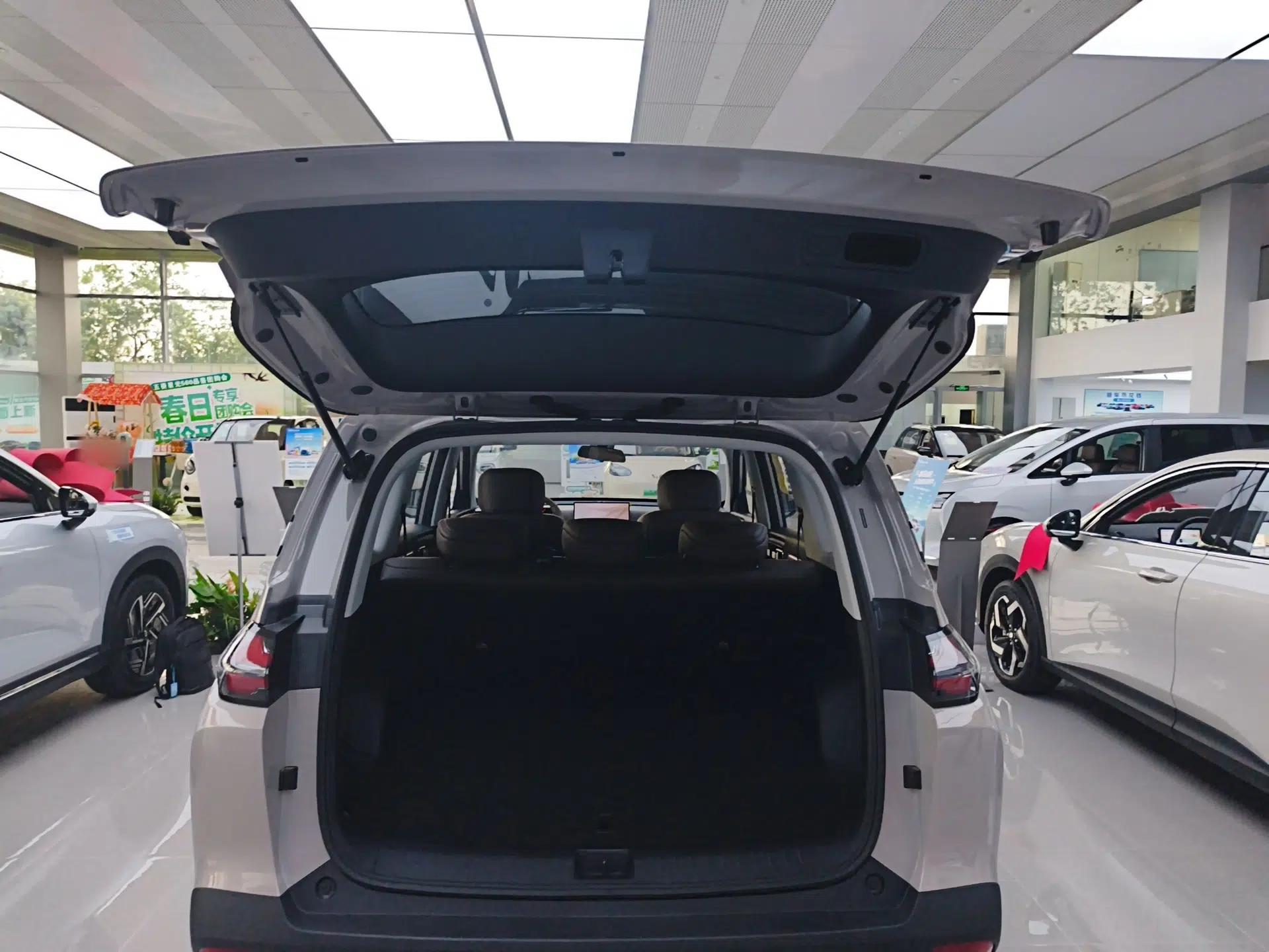 Wuling Xingguang 560 New Energy 2026 Model, Plug-in Hybrid, 125 km, Luxury Version — миниатюра 22