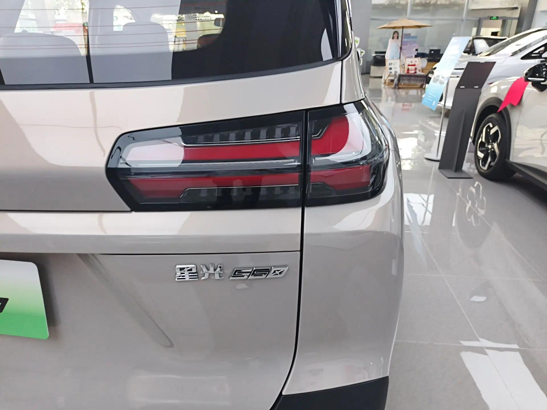 Wuling Xingguang 560 New Energy 2026 Model, Plug-in Hybrid, 125 km, Luxury Version — миниатюра 7