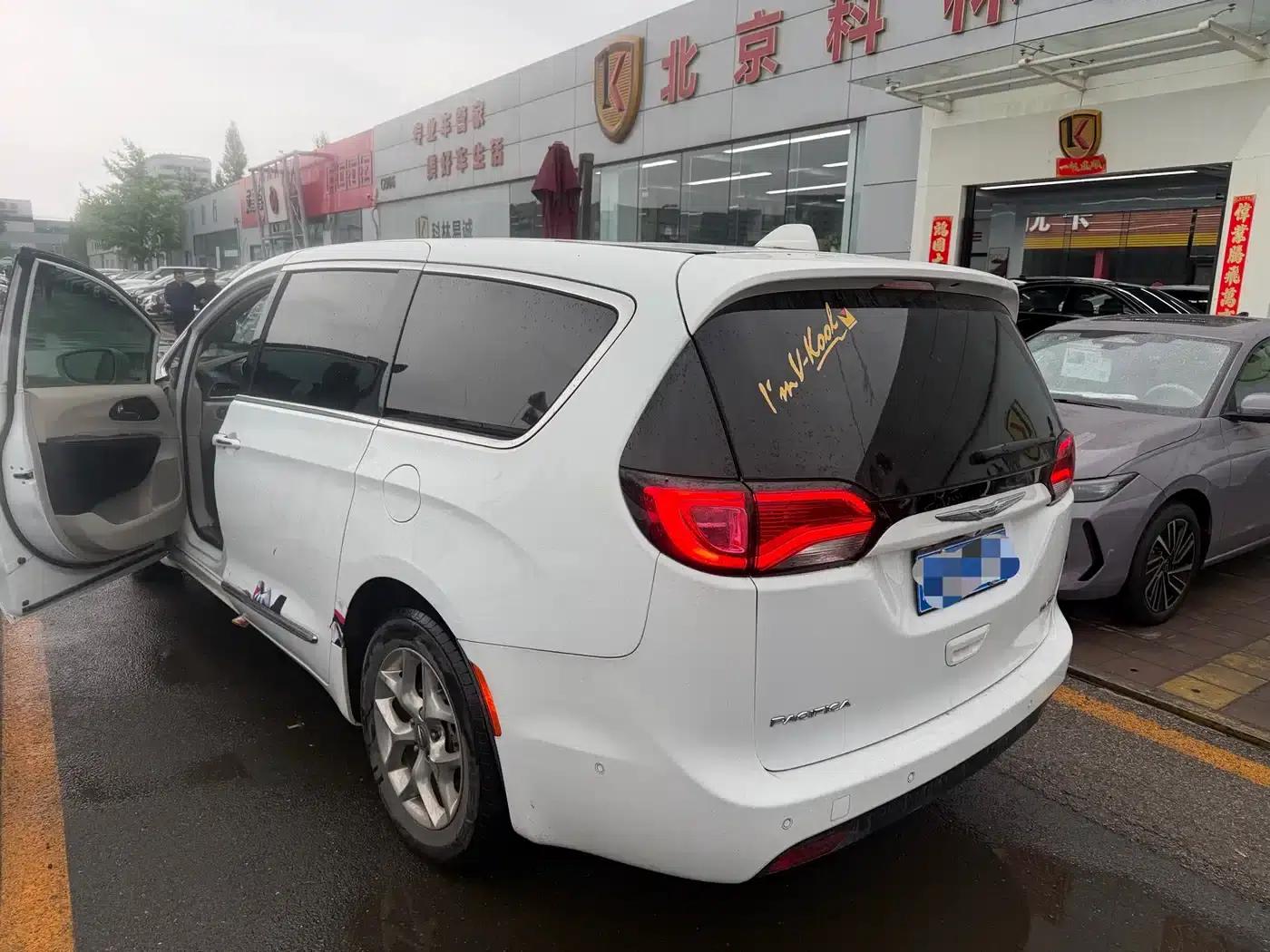 2017 Chrysler Grand Voyager (Imported) 3.6L Premium Edition — миниатюра 9