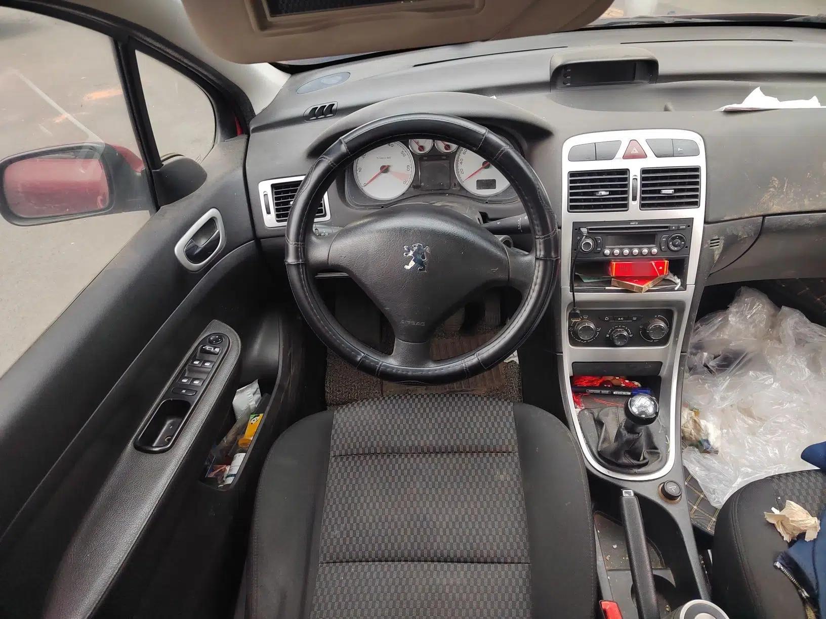 Peugeot 307 2012 Hatchback 1.6L Manual Comfort Edition — миниатюра 11