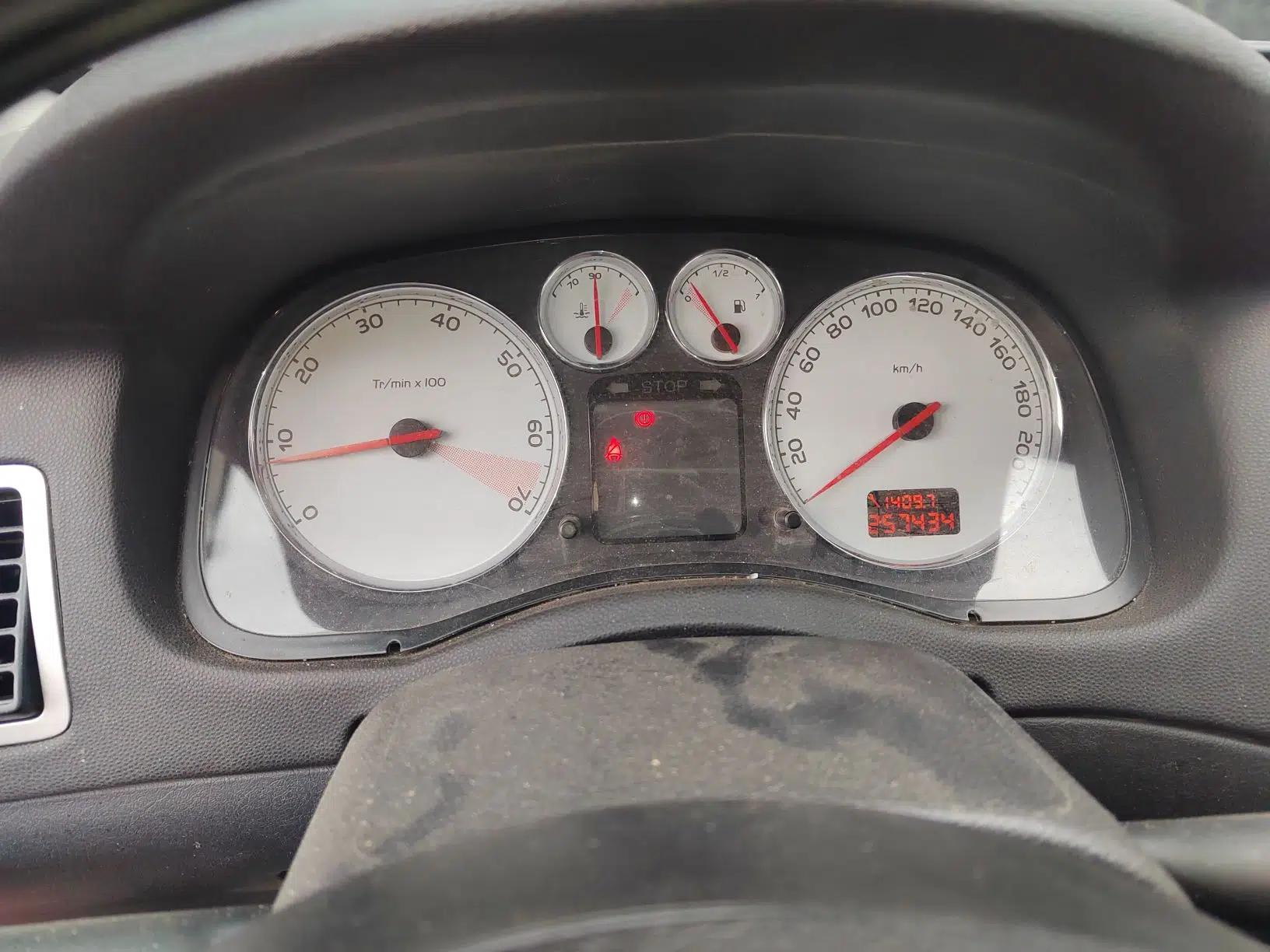 Peugeot 307 2012 Hatchback 1.6L Manual Comfort Edition — миниатюра 12