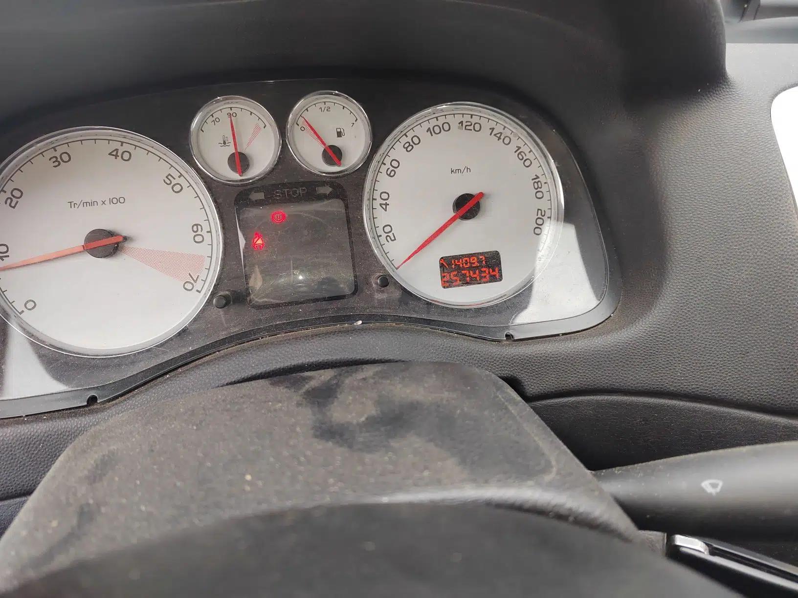 Peugeot 307 2012 Hatchback 1.6L Manual Comfort Edition — миниатюра 13