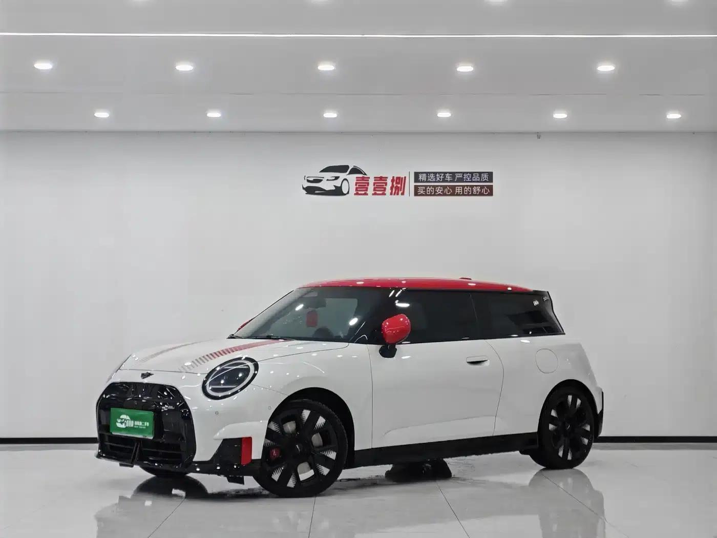2025 Electric MINI JCW Facelift - JOHN COOPER WORKS — миниатюра 1