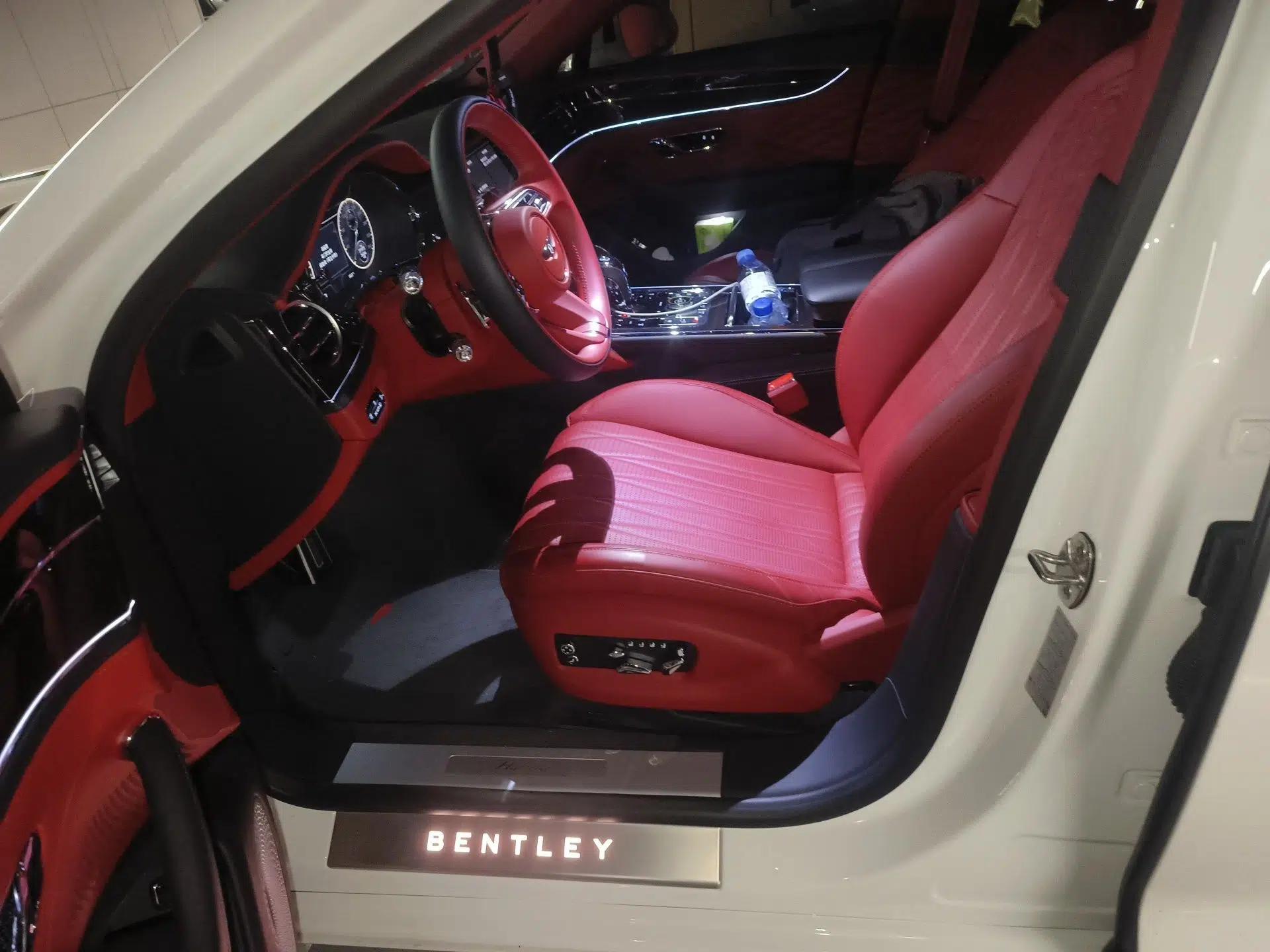 Bentley Flying Spur Plug-in Hybrid 2022 2.9T V6 Hybrid — миниатюра 16