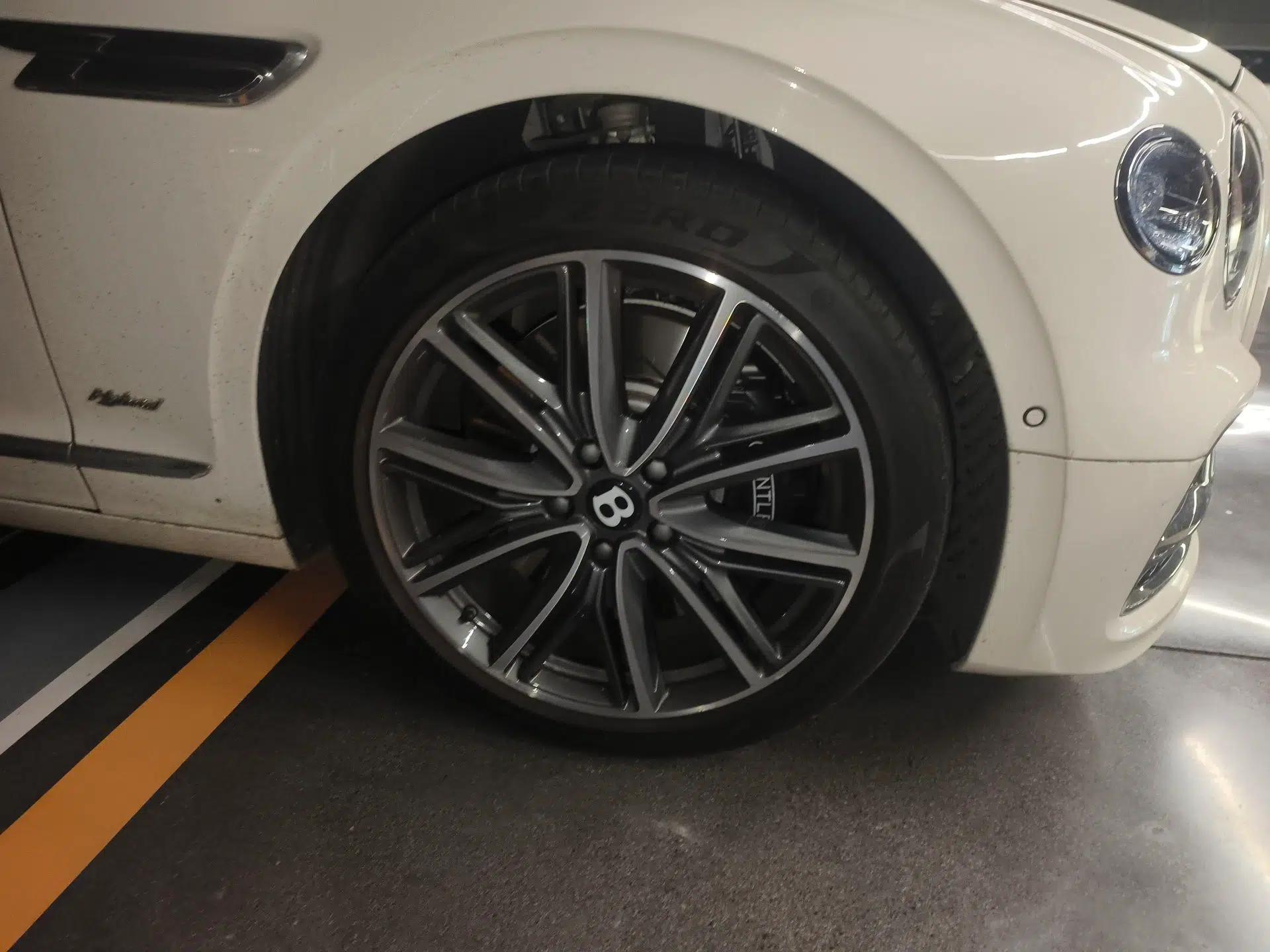 Bentley Flying Spur Plug-in Hybrid 2022 2.9T V6 Hybrid — миниатюра 8