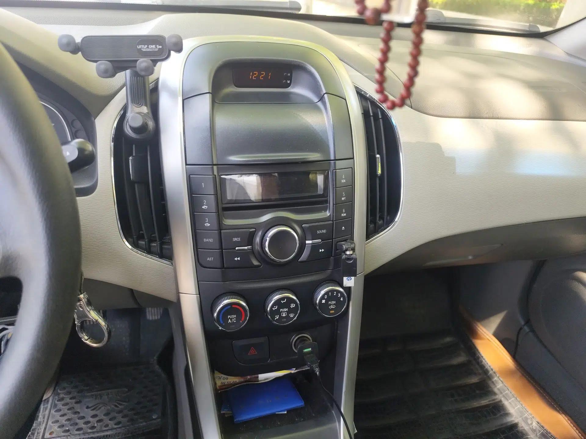 Baojun 630 2011 1.5L manual Comfort trim level — миниатюра 14