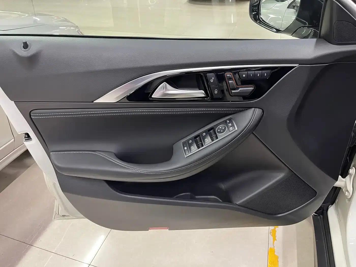 Infiniti QX30 2017 1.6T 2WD Sport Edition — миниатюра 10