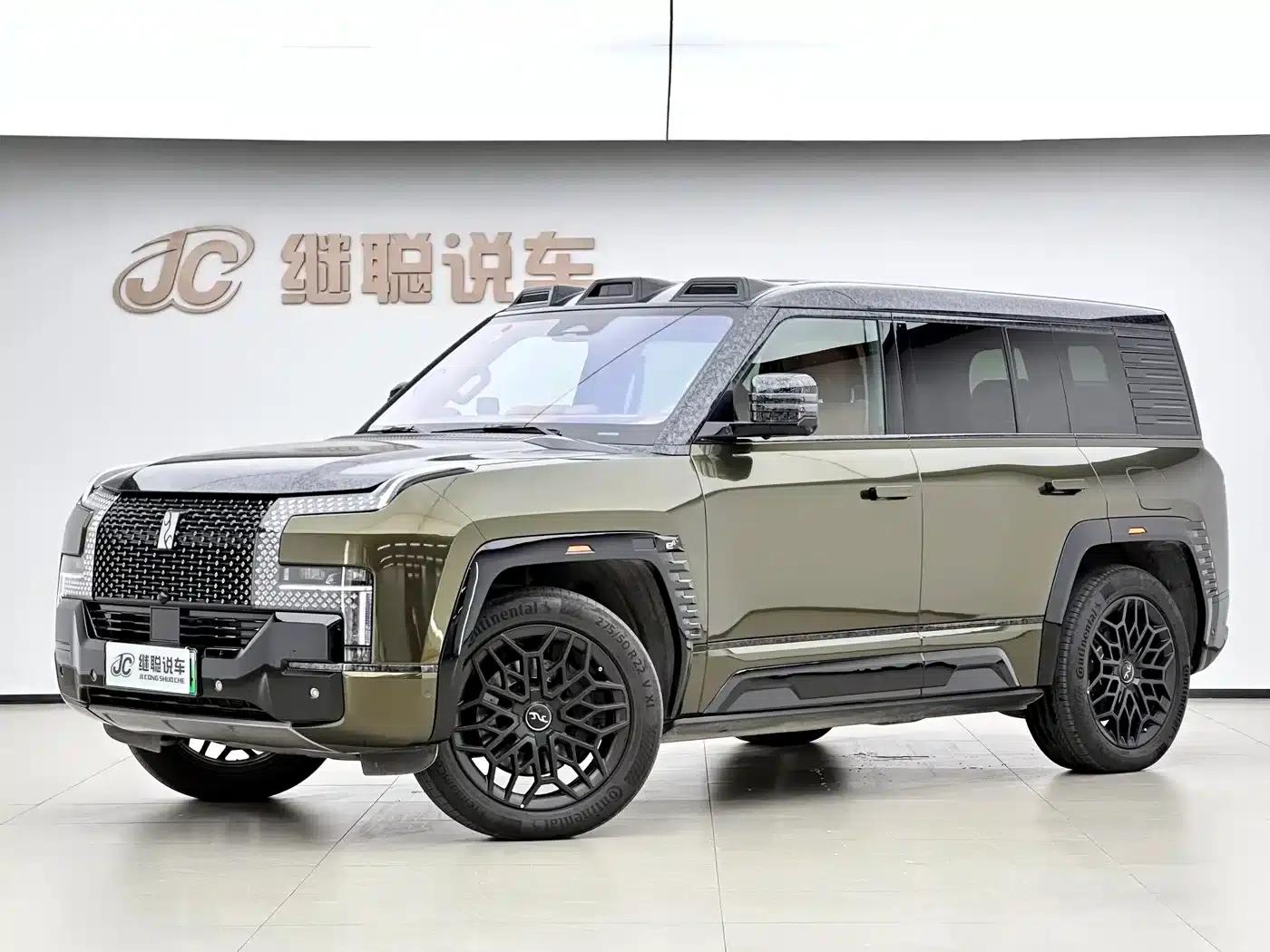 Looking up at the 2023 U8 Luxury Edition — миниатюра 1