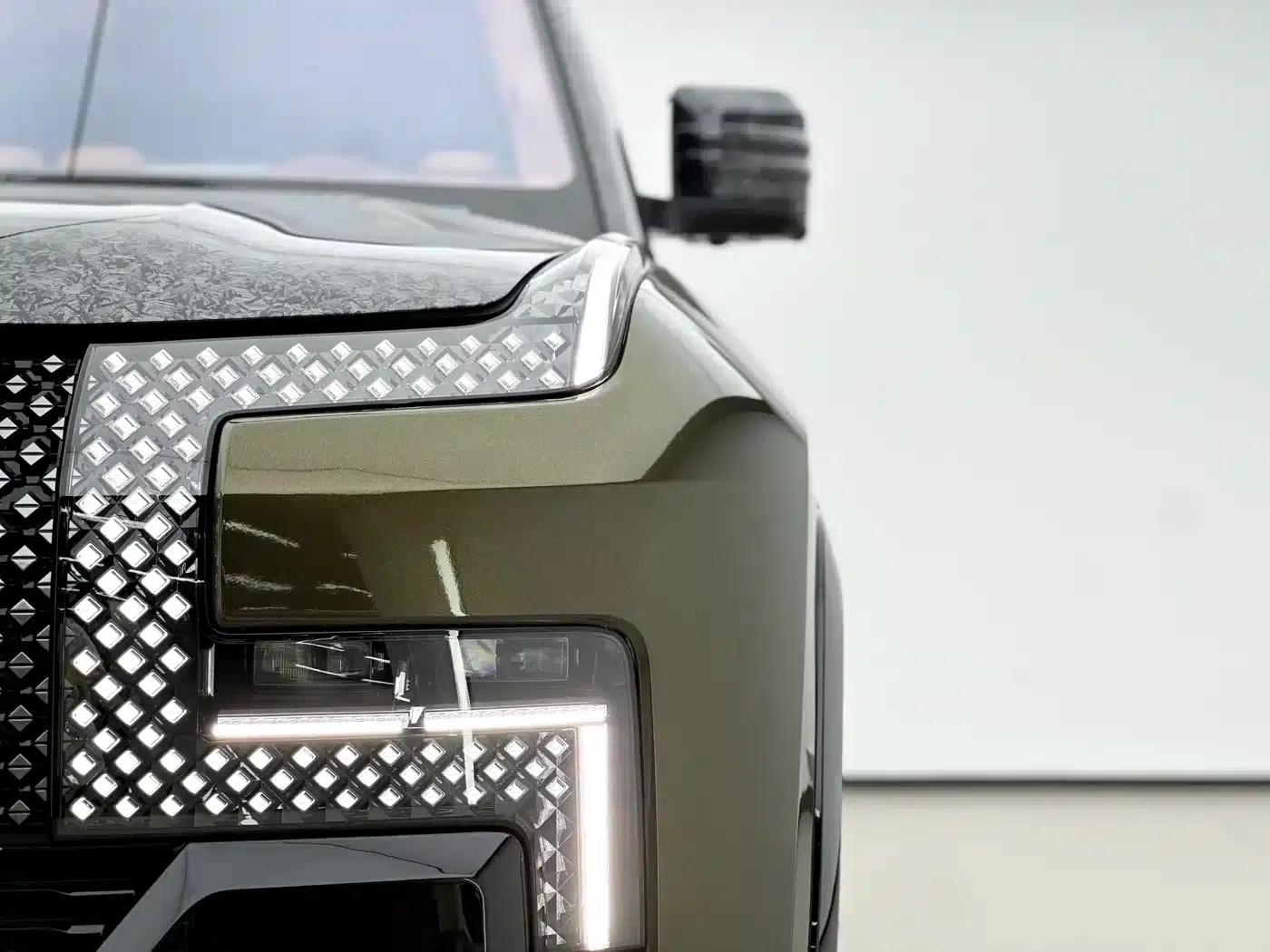 Looking up at the 2023 U8 Luxury Edition — миниатюра 2