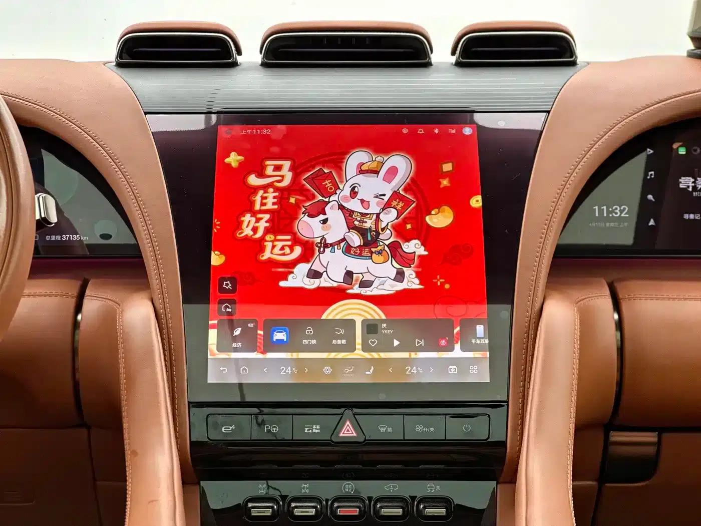 Looking up at the 2023 U8 Luxury Edition — миниатюра 14