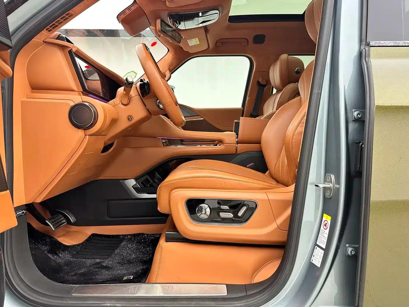 Looking up at the 2023 U8 Luxury Edition — миниатюра 16