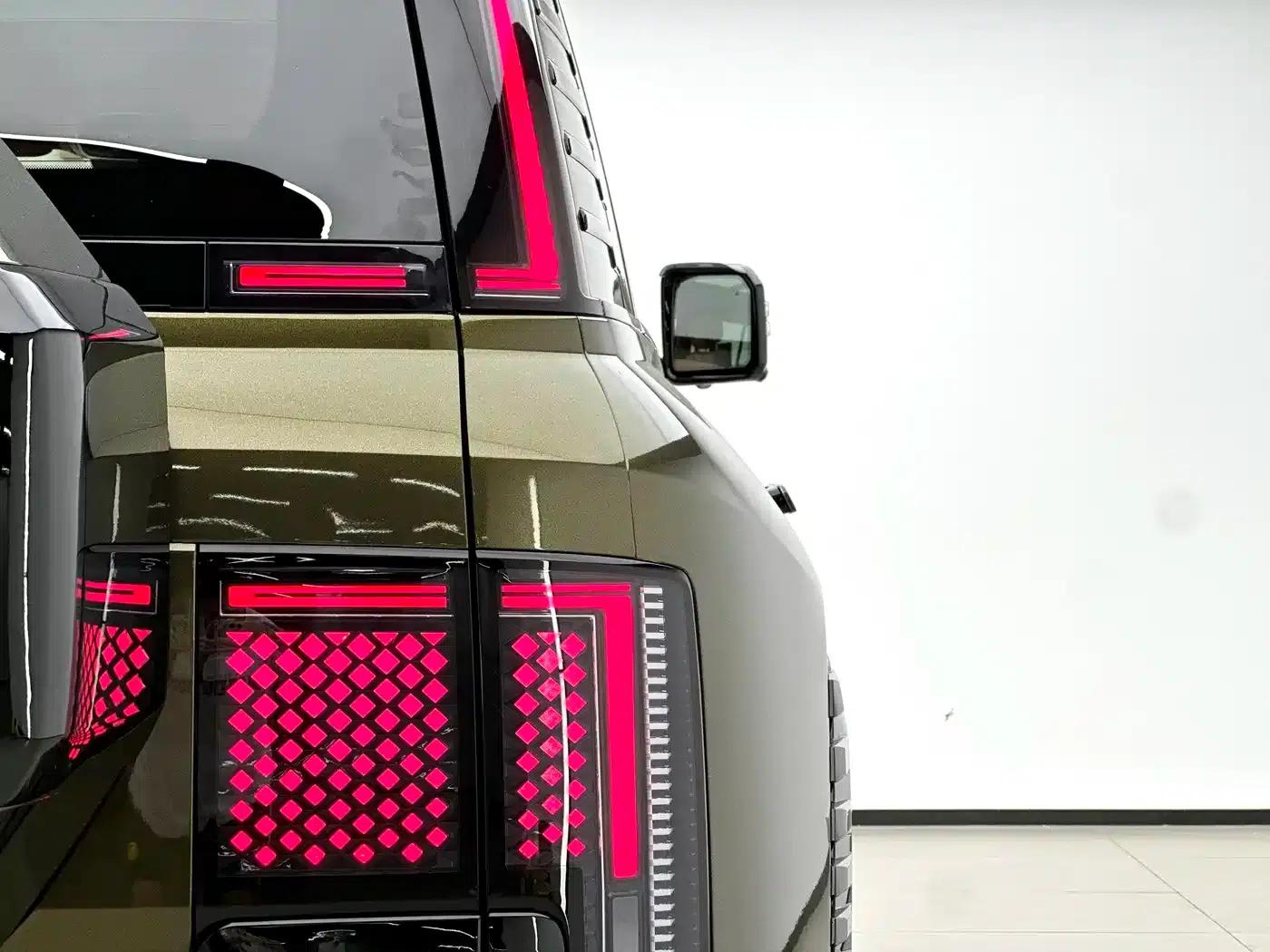 Looking up at the 2023 U8 Luxury Edition — миниатюра 17