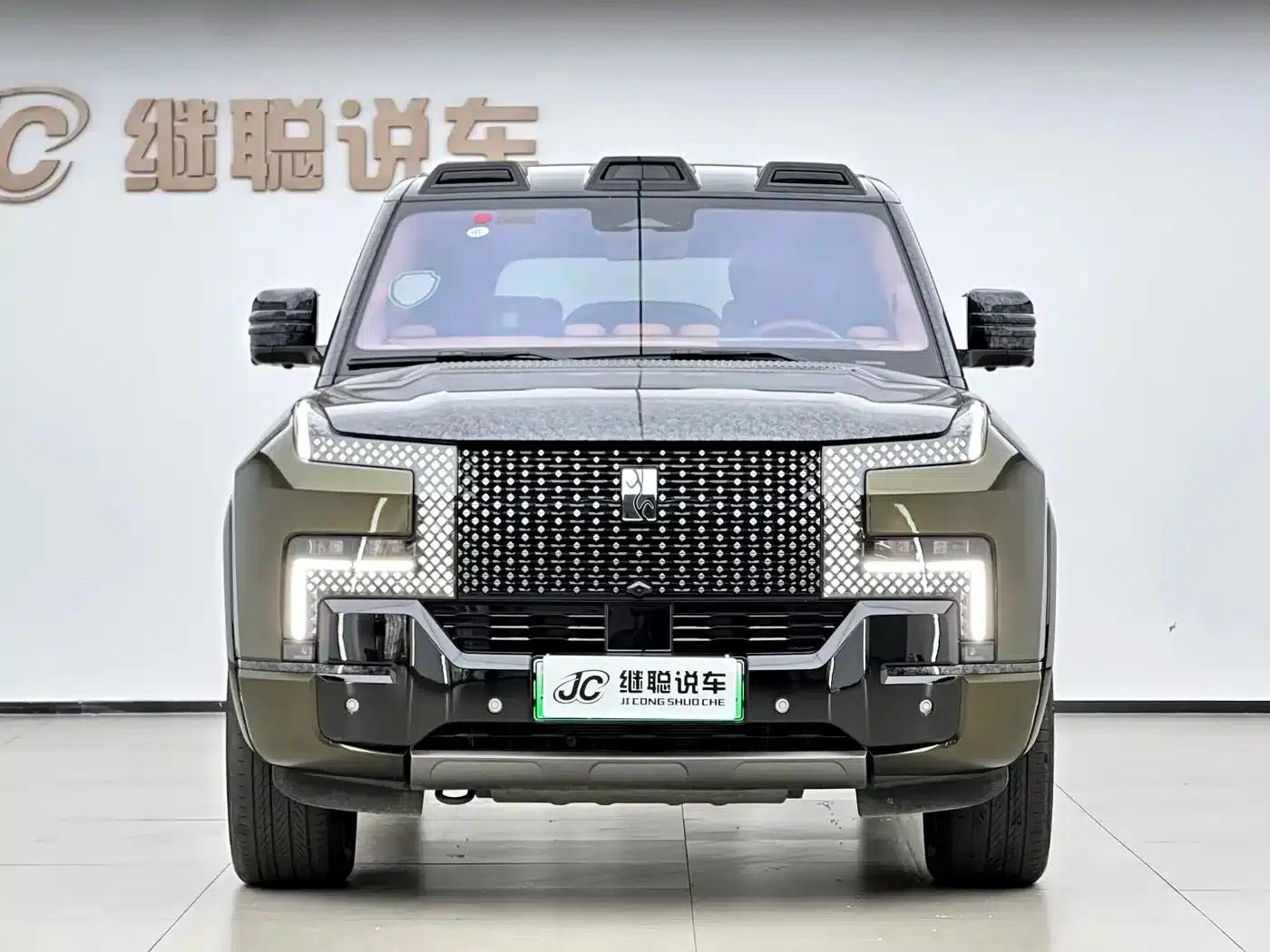 Looking up at the 2023 U8 Luxury Edition — миниатюра 3