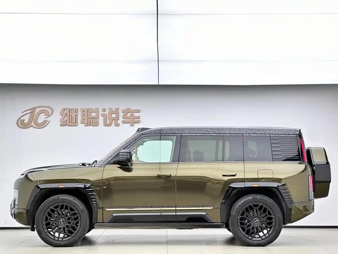Looking up at the 2023 U8 Luxury Edition — миниатюра 4