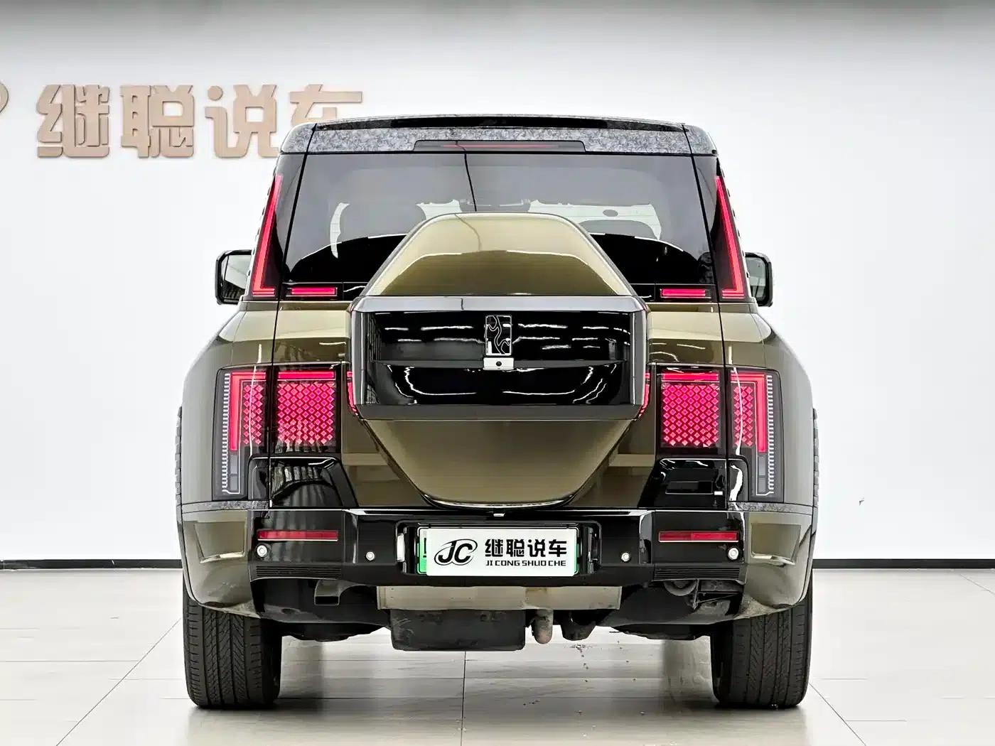 Looking up at the 2023 U8 Luxury Edition — миниатюра 5