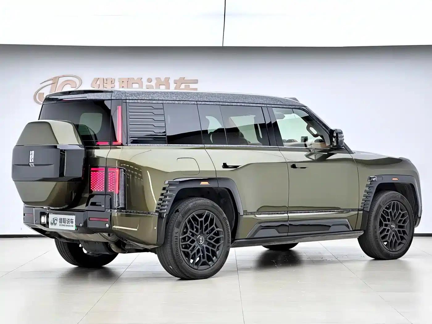 Looking up at the 2023 U8 Luxury Edition — миниатюра 6