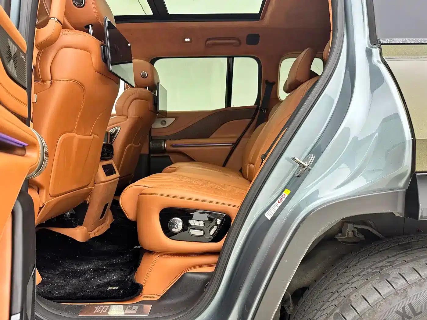 Looking up at the 2023 U8 Luxury Edition — миниатюра 7