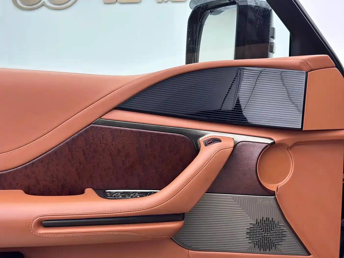 Looking up at the 2023 U8 Luxury Edition — миниатюра 8