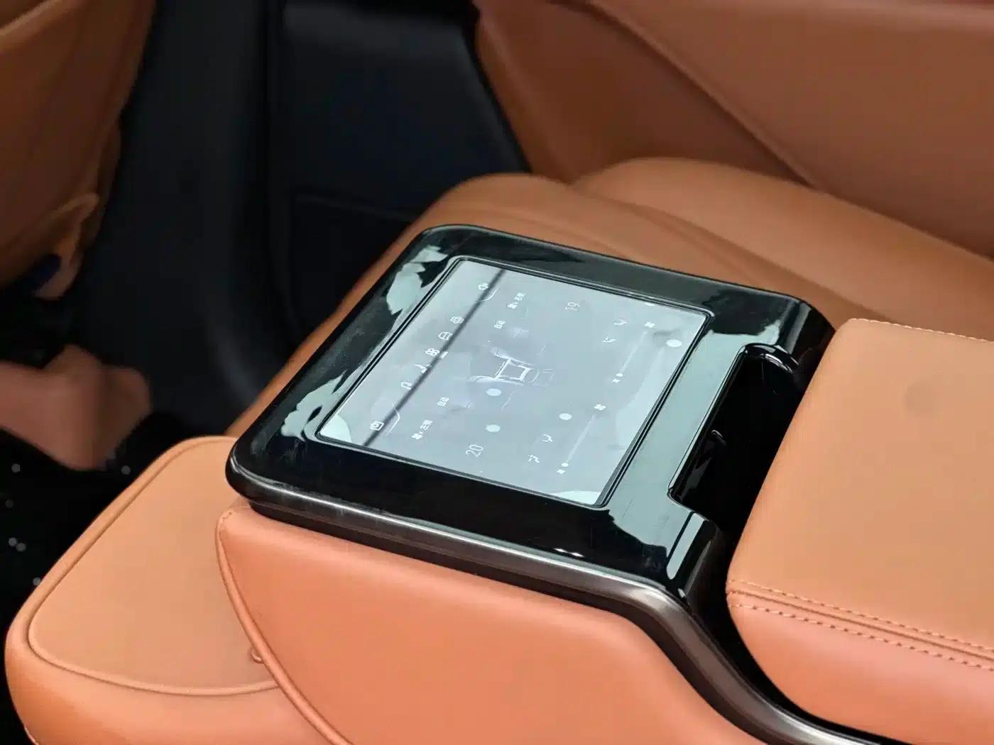 Looking up at the 2023 U8 Luxury Edition — миниатюра 9