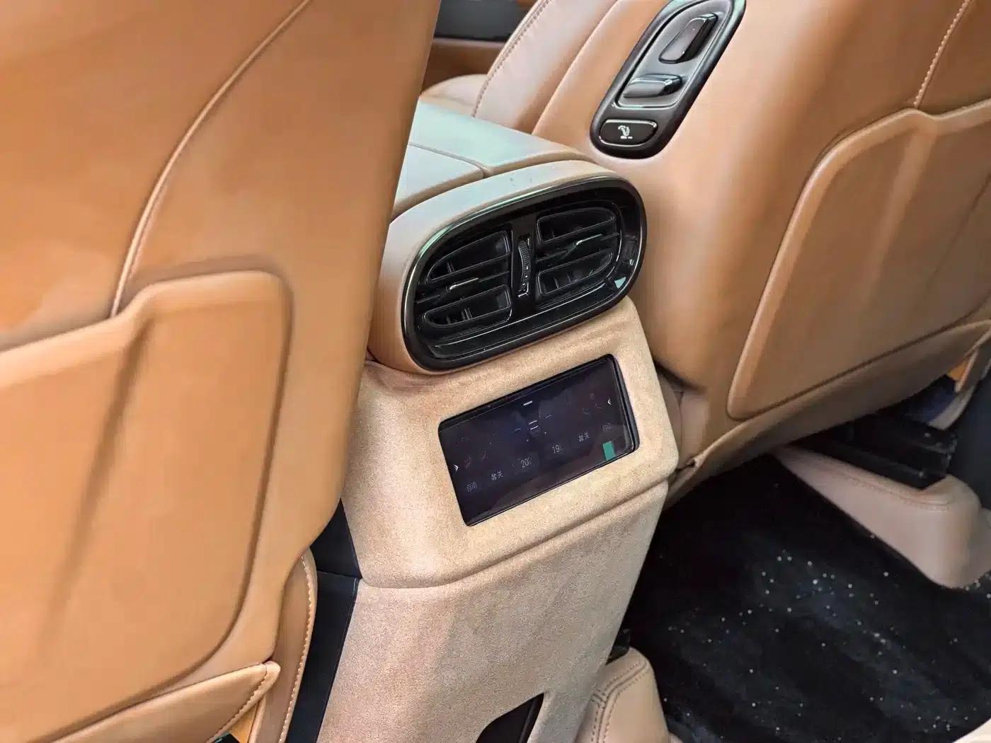 Looking up at the 2023 U8 Luxury Edition — миниатюра 10