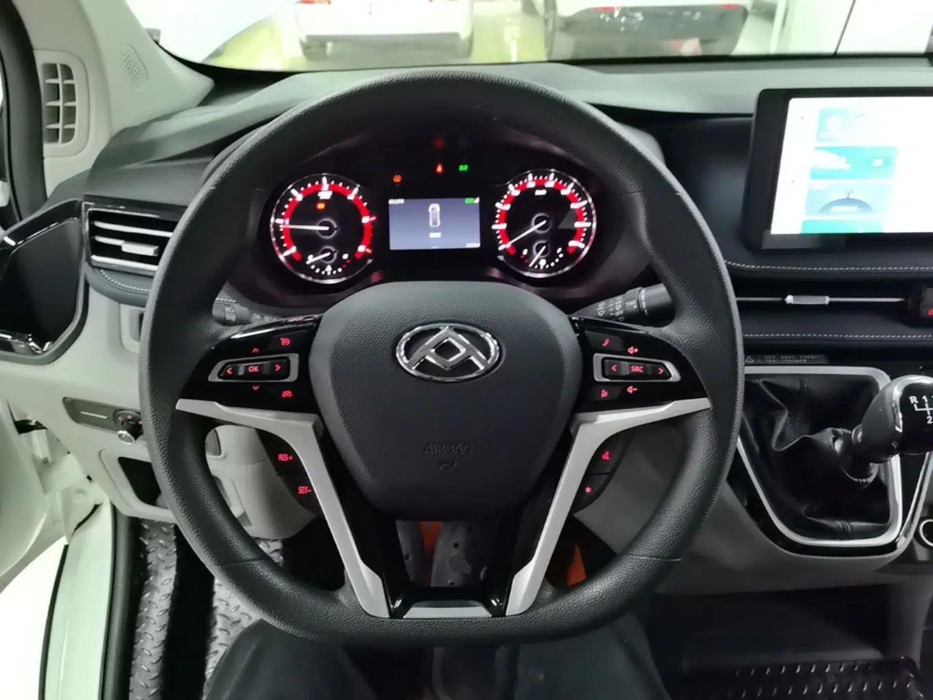 SAIC MAXUS Xintu V70 2023 2.0T Elite Edition Manual Transmission Short Wheelbase Low Roof 5/6 Seats (125 hp) — миниатюра 13