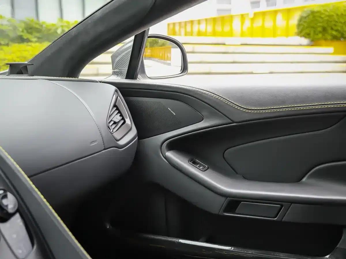 2015 Vanquish 6.0L Standard Model — миниатюра 10