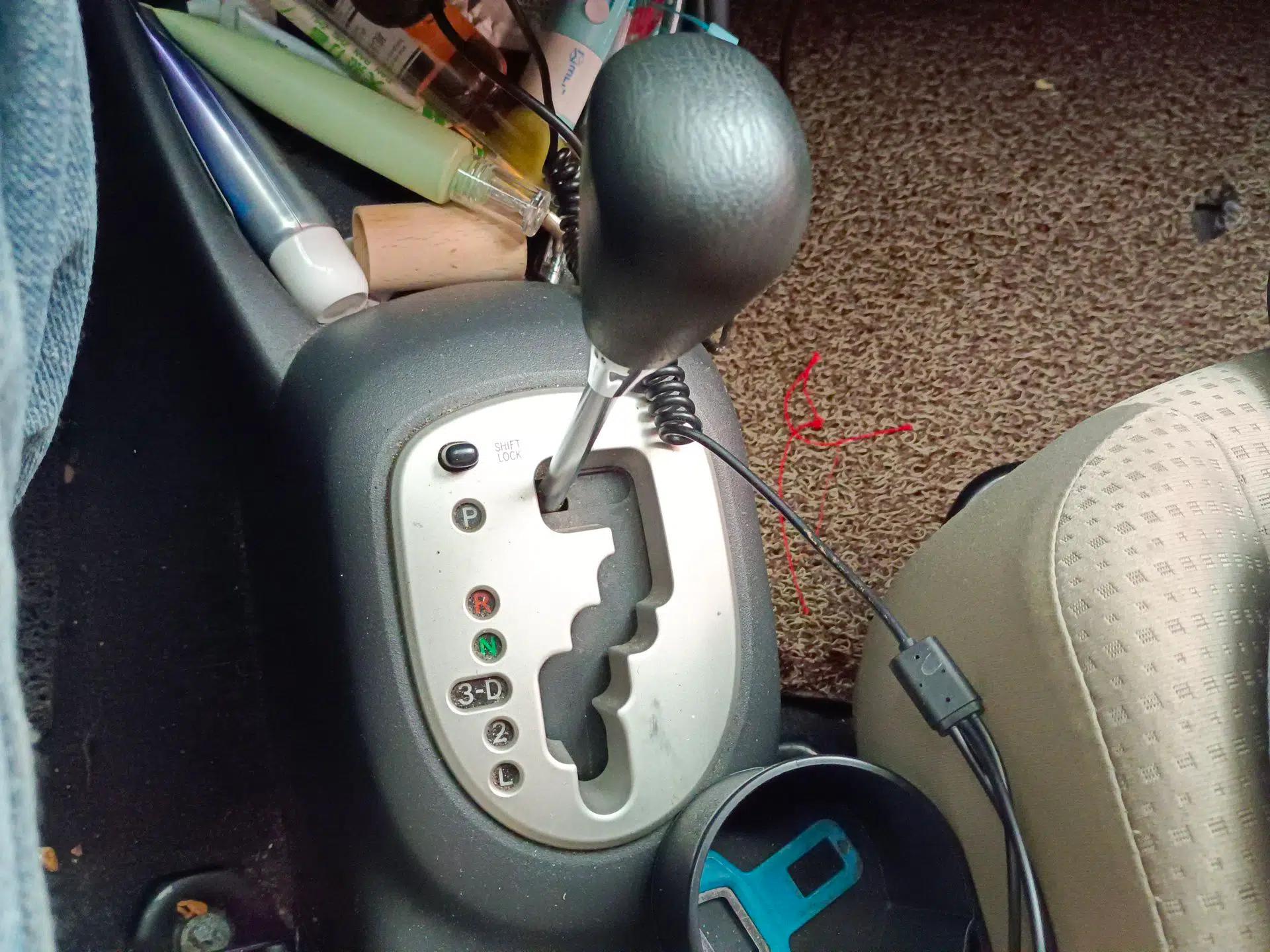 Toyota Yaris 2011 1.6E Automatic Charm Edition — миниатюра 15