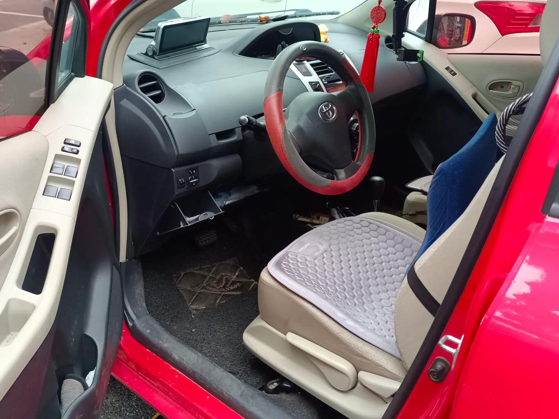 Toyota Yaris 2011 1.6E Automatic Charm Edition — миниатюра 17