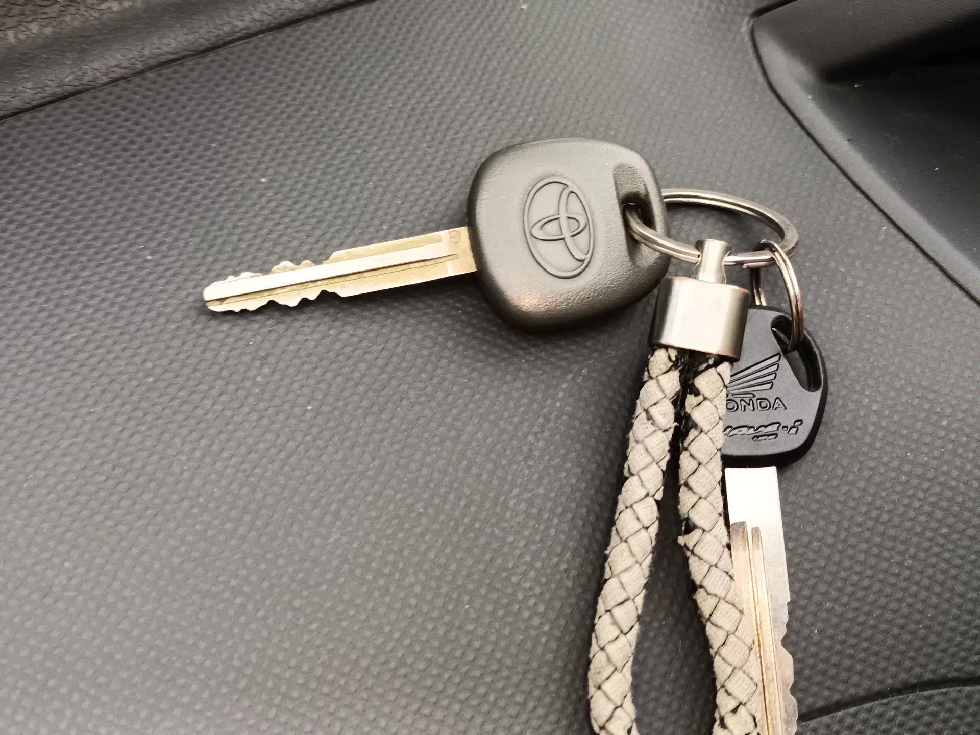 Toyota Yaris 2011 1.6E Automatic Charm Edition — миниатюра 9