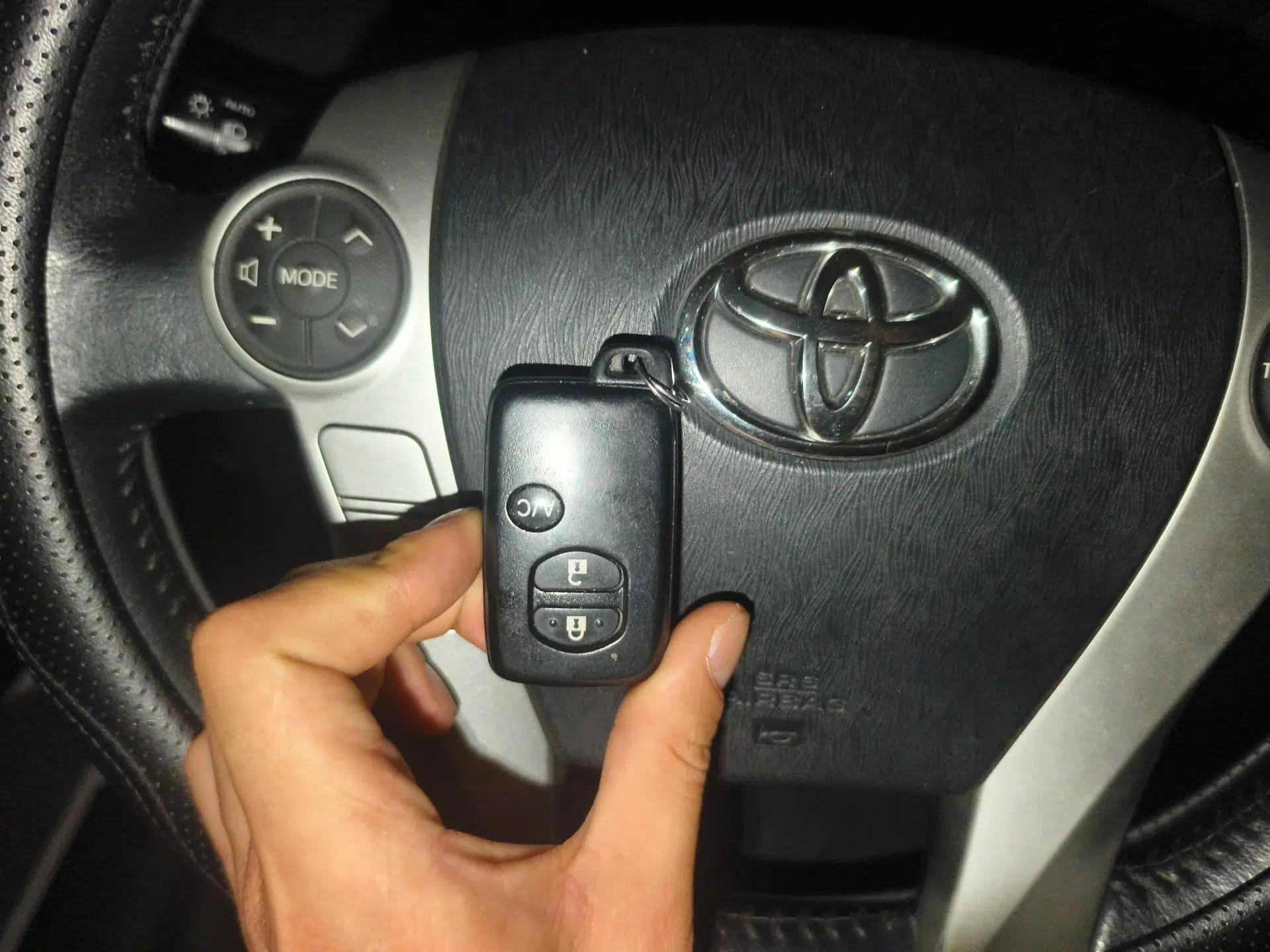 Toyota Prius 2012 1.8L Luxury Advanced Edition — миниатюра 9