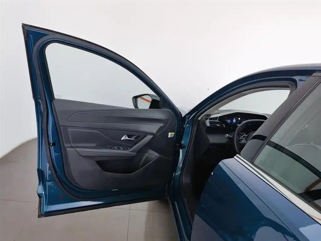 Peugeot 408X 2023 Gravity Edition — миниатюра 8