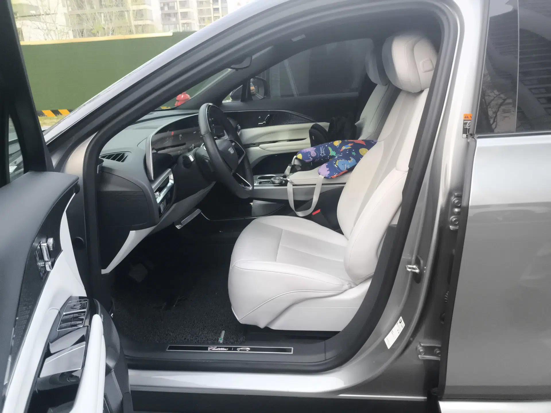 Cadillac LYRIQ 2022 Rear-Drive Long-Range Luxury Edition — миниатюра 14