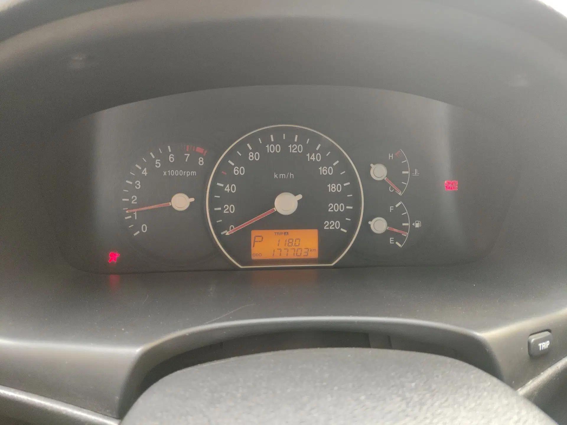 Kia Carens 2011 2.0L 7-Seater Automatic Standard Edition — миниатюра 12