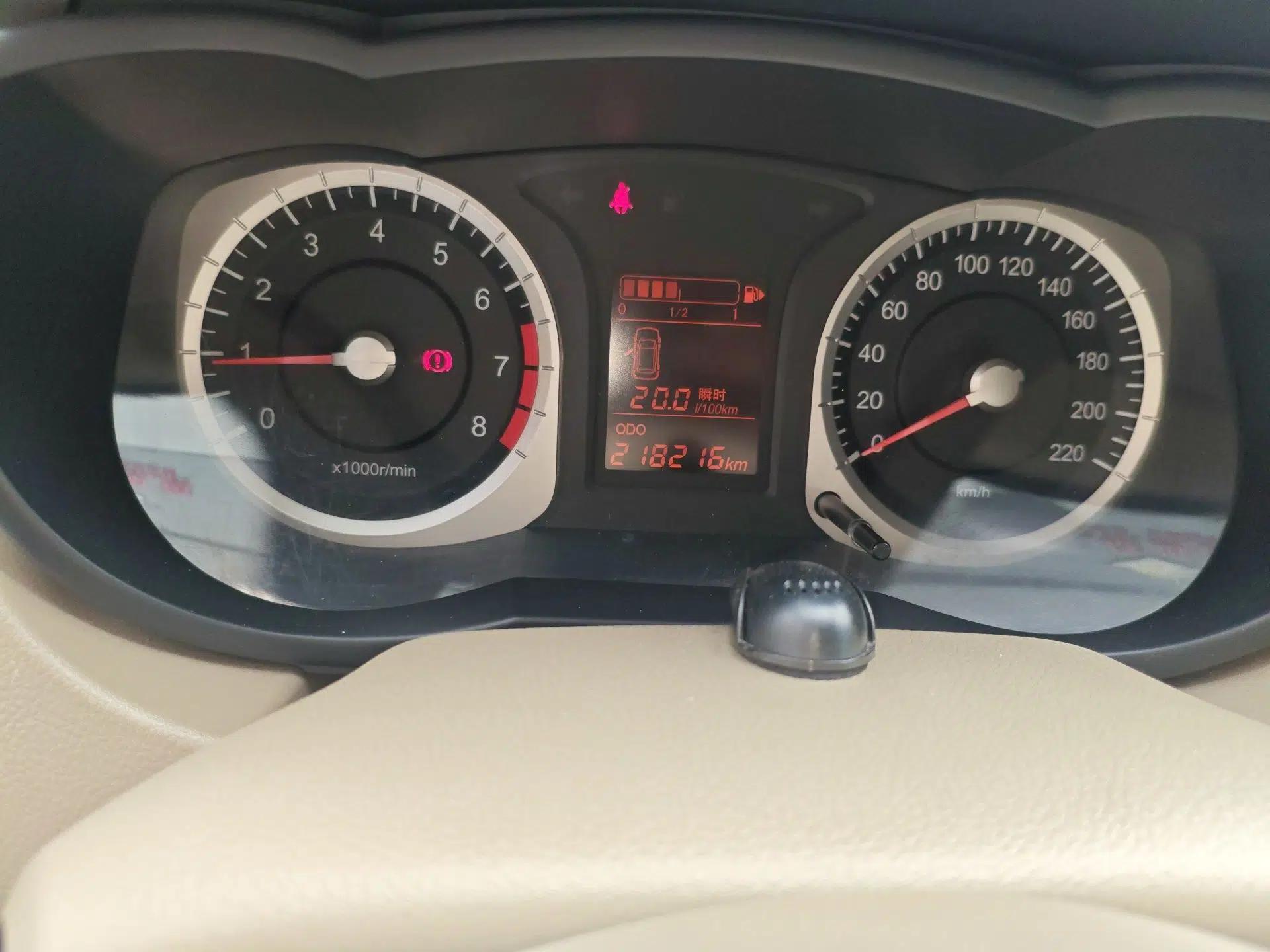 Venucia D50 2012 1.6L Manual Comfort Edition — миниатюра 13