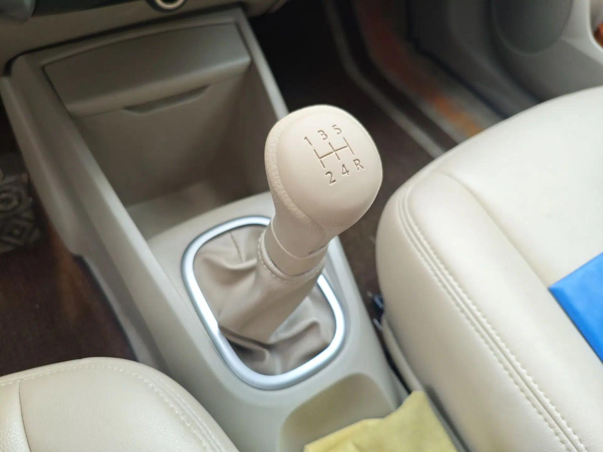 Venucia D50 2012 1.6L Manual Comfort Edition — миниатюра 15