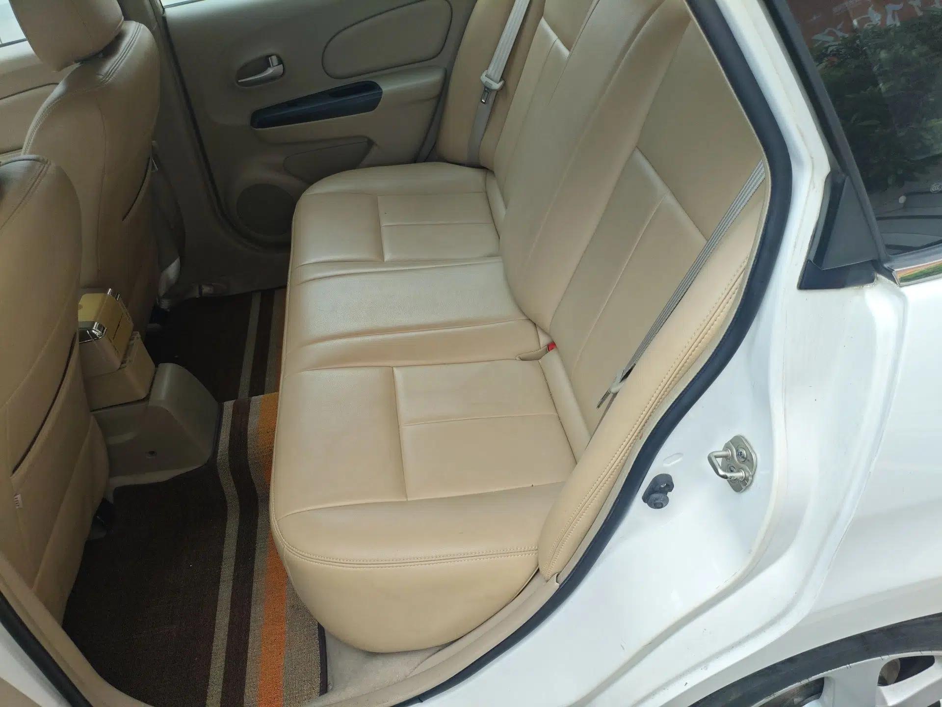 Venucia D50 2012 1.6L Manual Comfort Edition — миниатюра 18