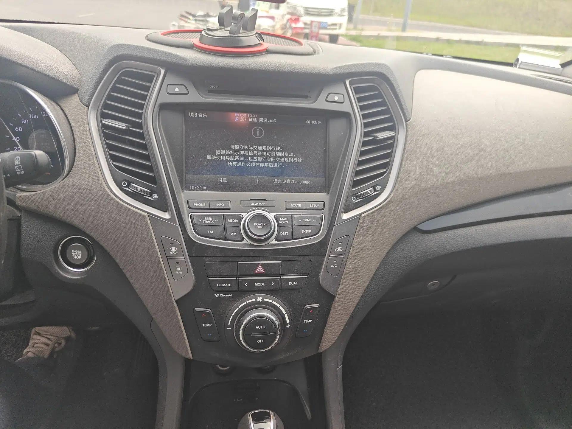 Hyundai Santa Fe Classic 2013 3.0L 4x4 Comfort Edition with Navigation 7 Seats Euro IV — миниатюра 14