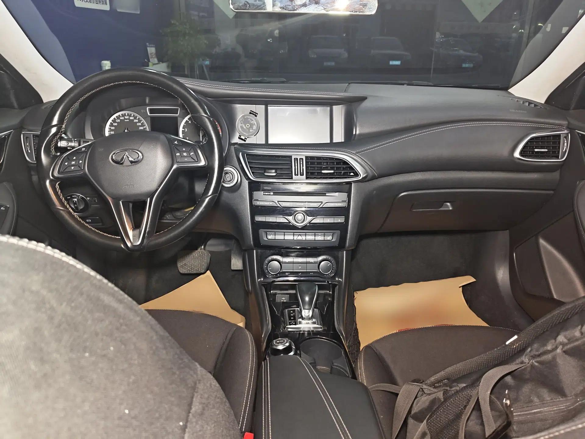 Infiniti QX30 2017 1.6T Two-Wheel Drive Fashion Edition — миниатюра 13