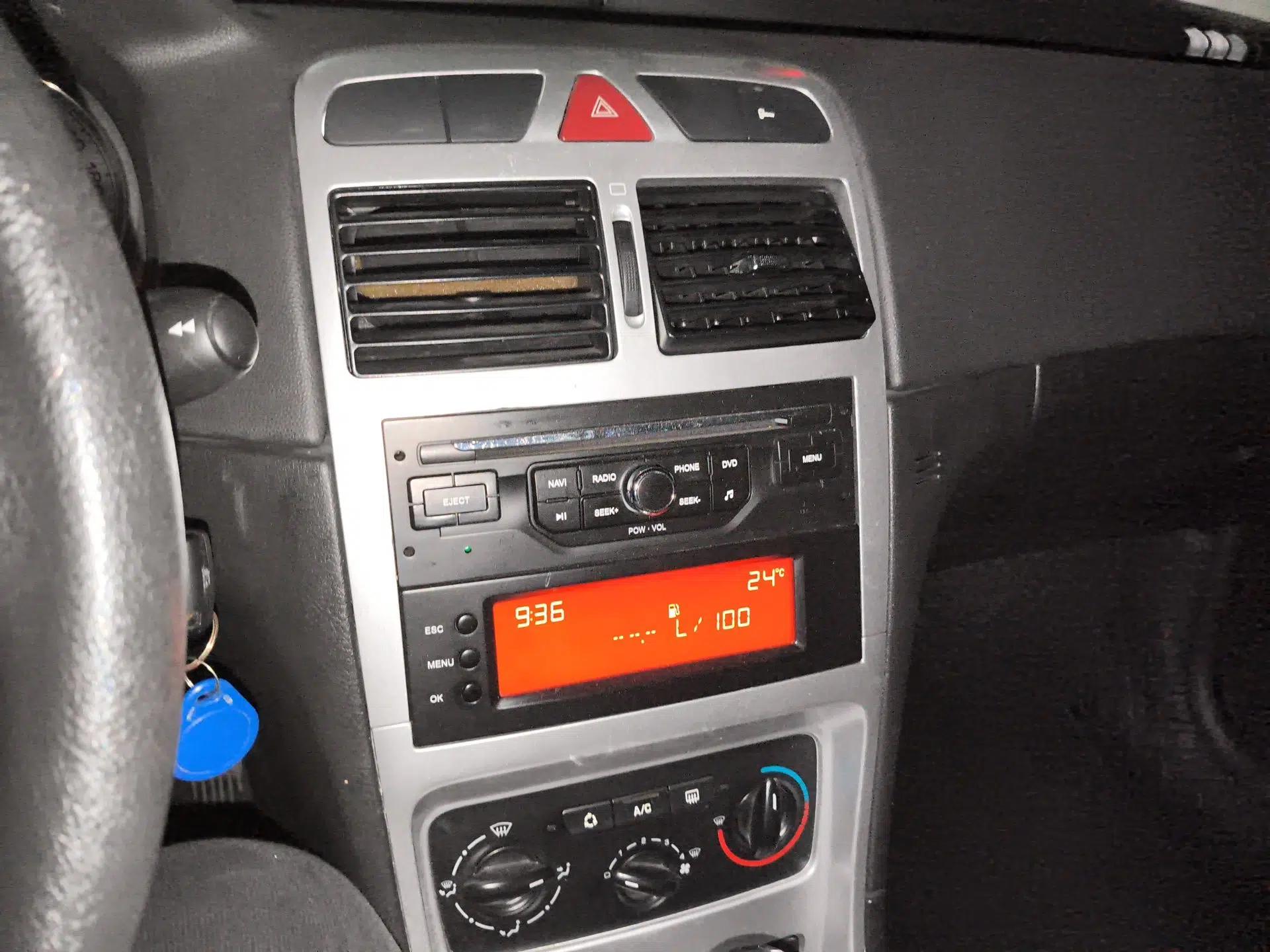 Peugeot 307 2010 Hatchback 1.6L Automatic Comfort Edition — миниатюра 14