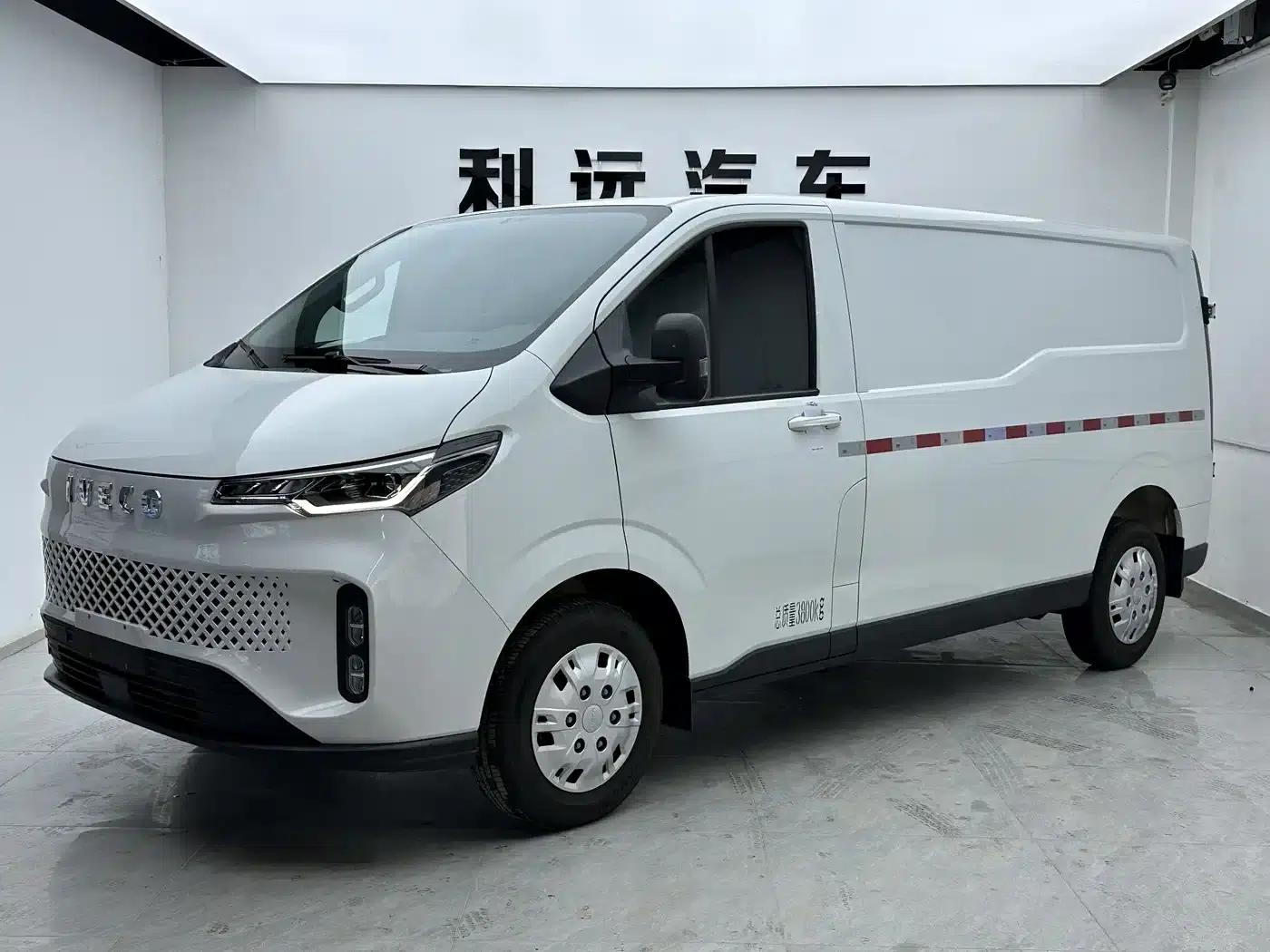 Iveco Juxing 2025 V33 Van Truck 2.0T 110KW Automatic Star Edition — миниатюра 1