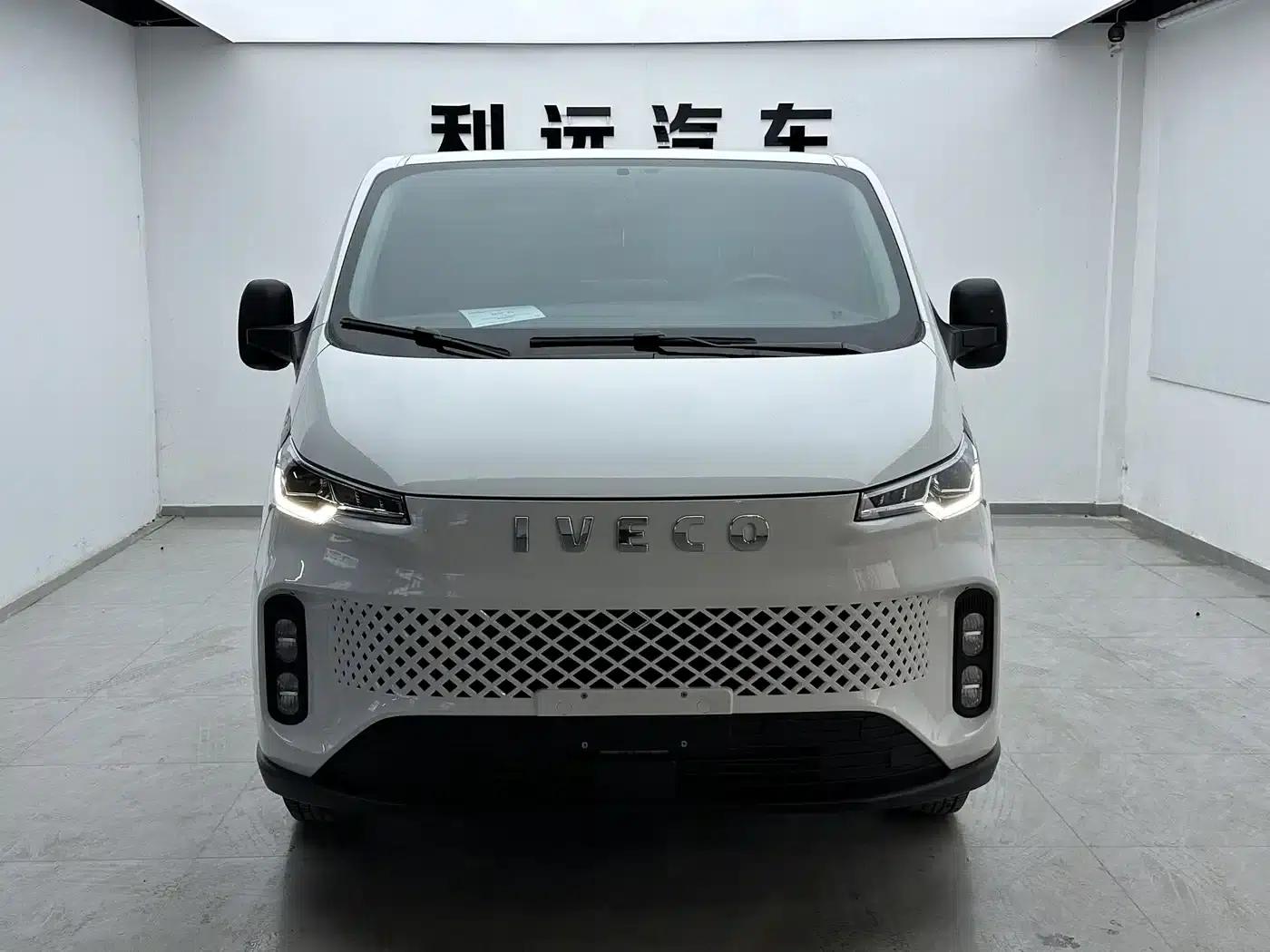 Iveco Juxing 2025 V33 Van Truck 2.0T 110KW Automatic Star Edition — миниатюра 2