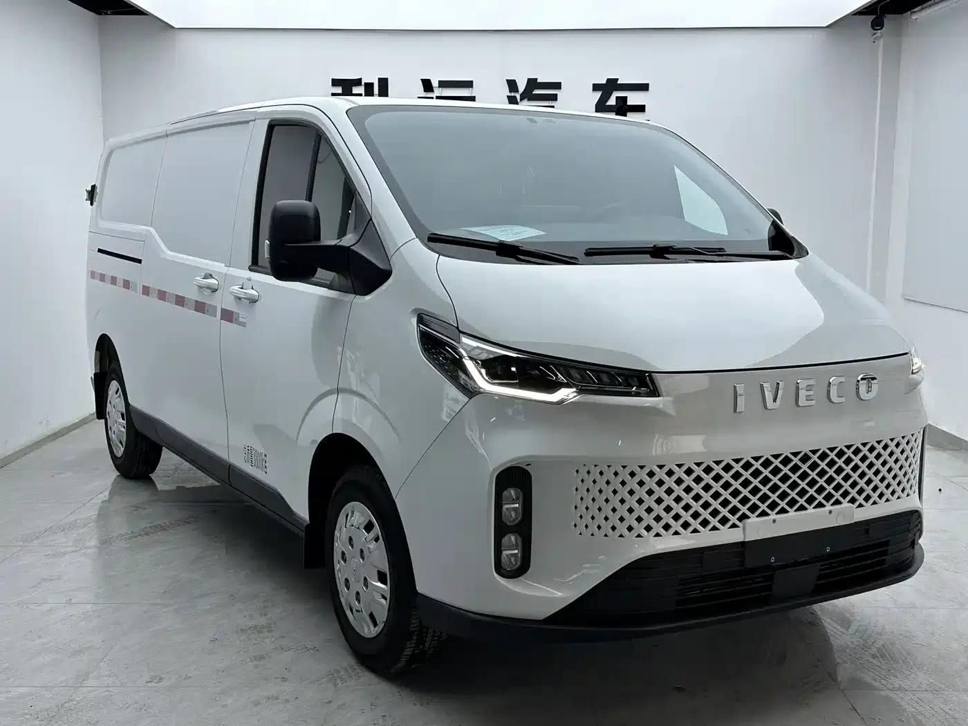 Iveco Juxing 2025 V33 Van Truck 2.0T 110KW Automatic Star Edition — миниатюра 3