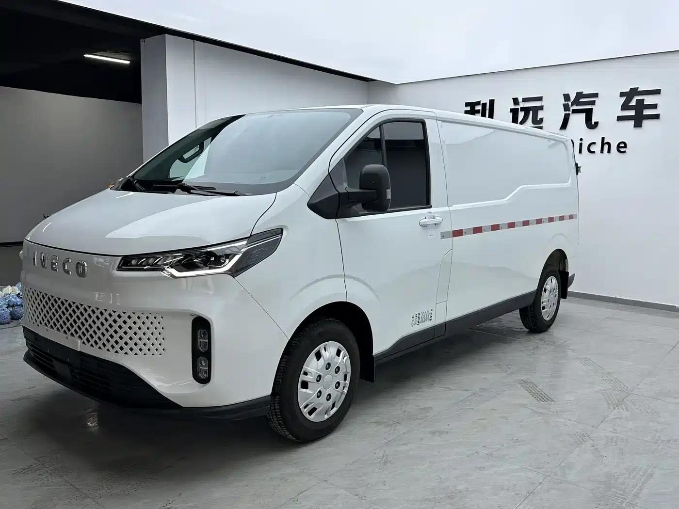 Iveco Juxing 2025 V33 Van Truck 2.0T 110KW Automatic Star Edition — миниатюра 4