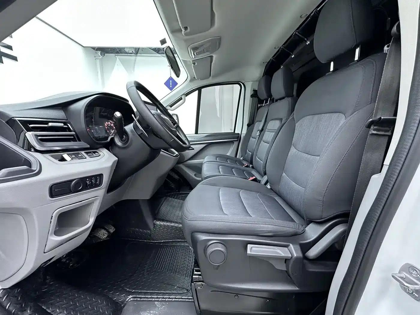 Iveco Juxing 2025 V33 Van Truck 2.0T 110KW Automatic Star Edition — миниатюра 7